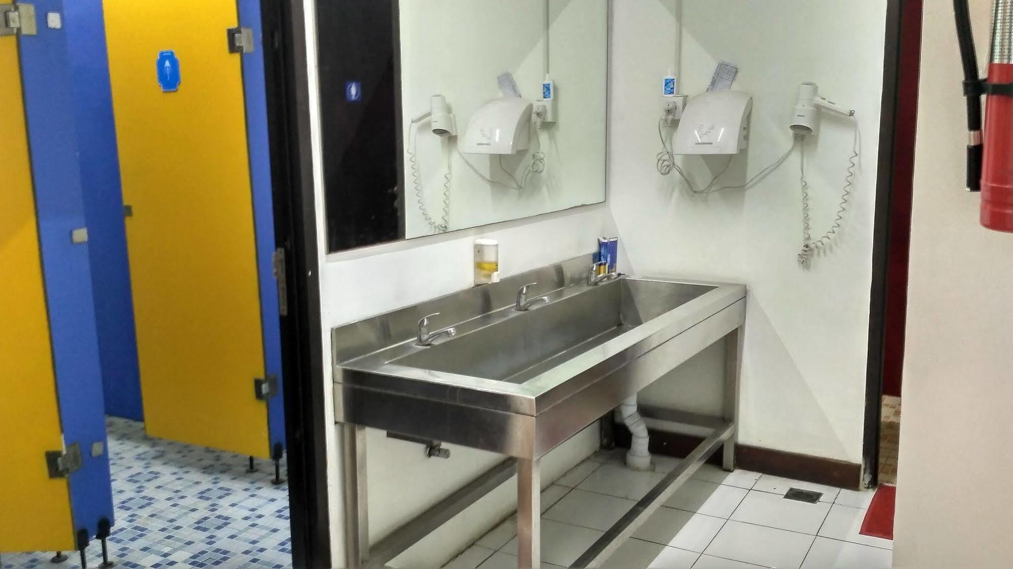 Cx Hostel Kuta Raya ภายนอก รูปภาพ